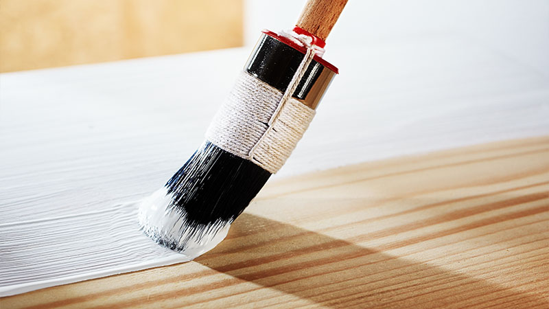 Holz Lackierung mit einem Pinsel