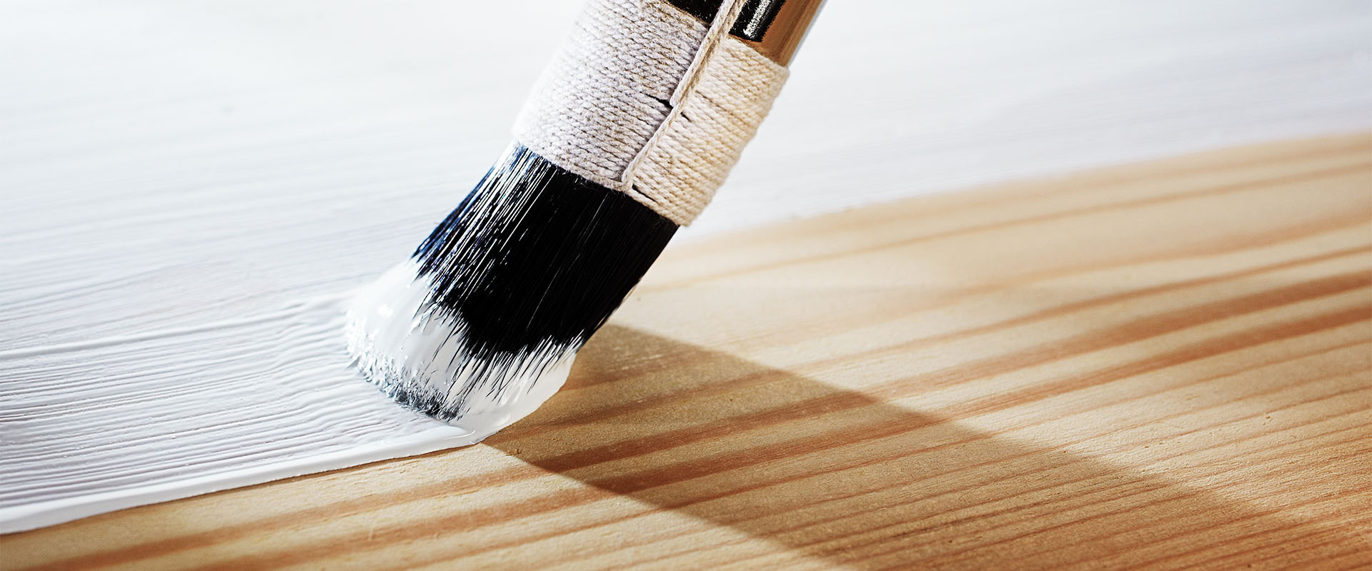 Holzanstrich mit Pinsel